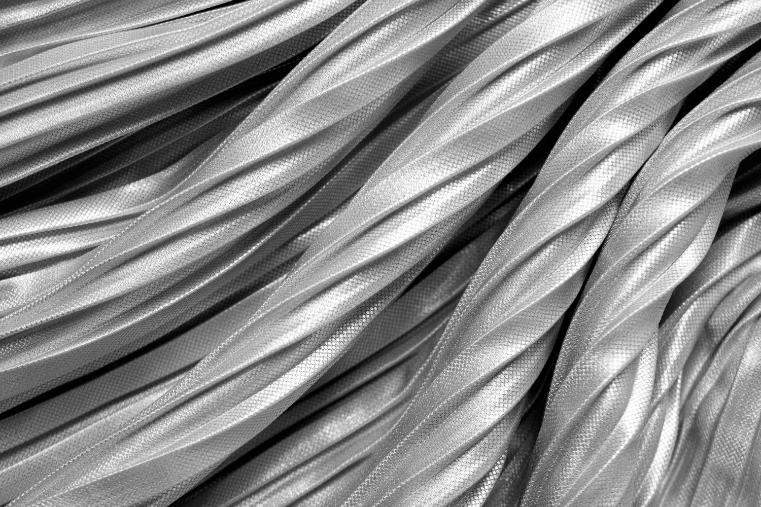 Primer plano de conductores de aluminio trenzados con acabado metálico.