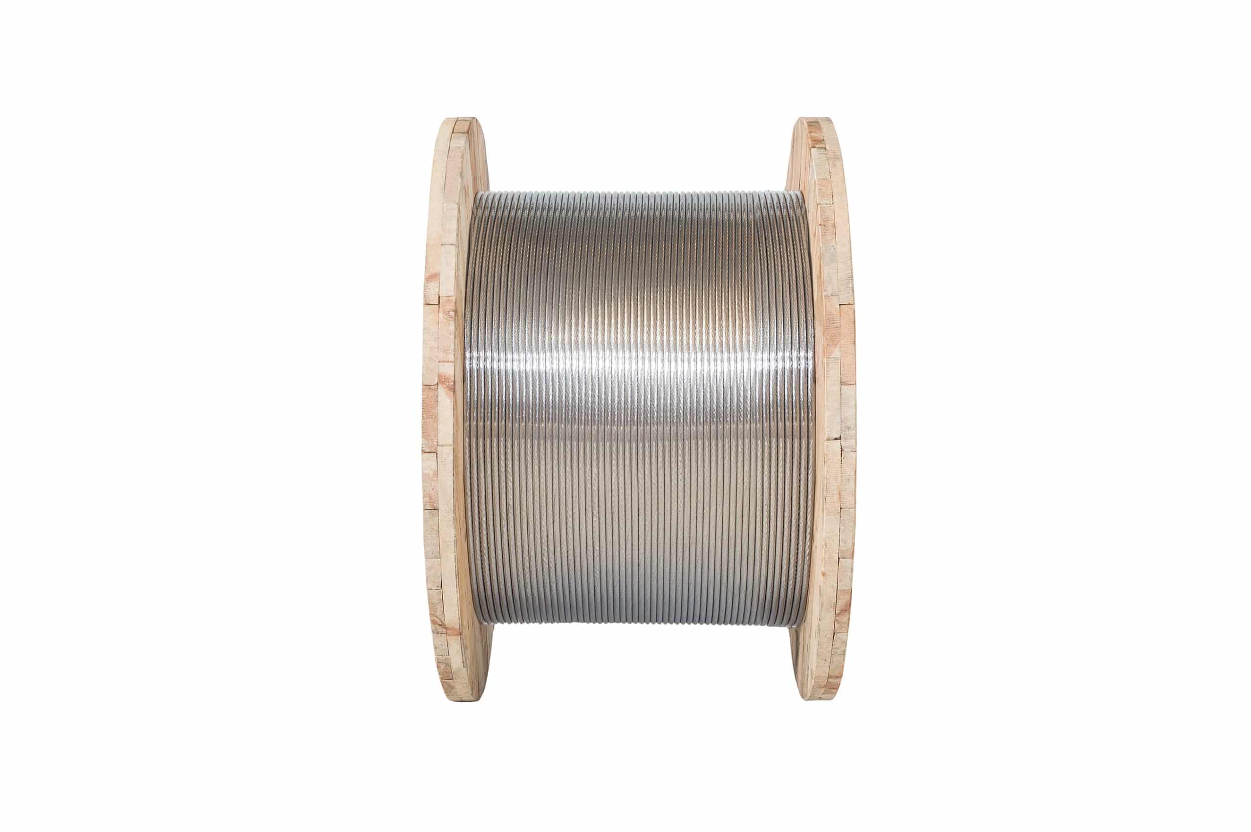 Bobina de madera industrial con cable de aluminio multifilamento para transporte de energía a gran escala.