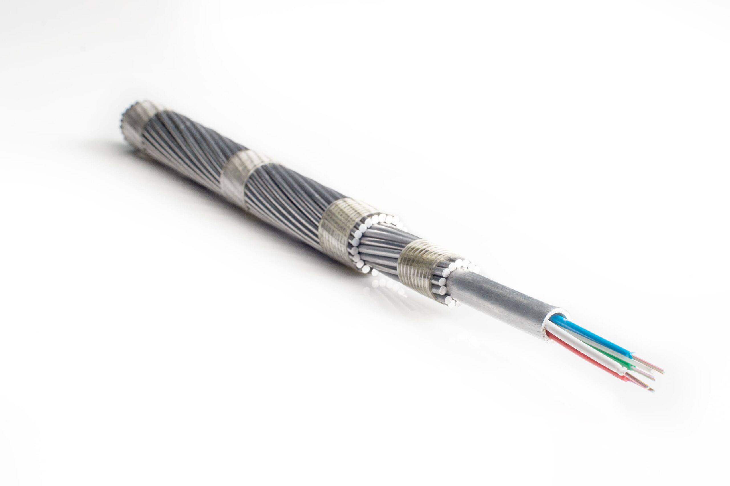 Cable eléctrico compuesto por múltiples hilos metálicos trenzados con blindaje exterior y varios conductores internos aislados de colores.