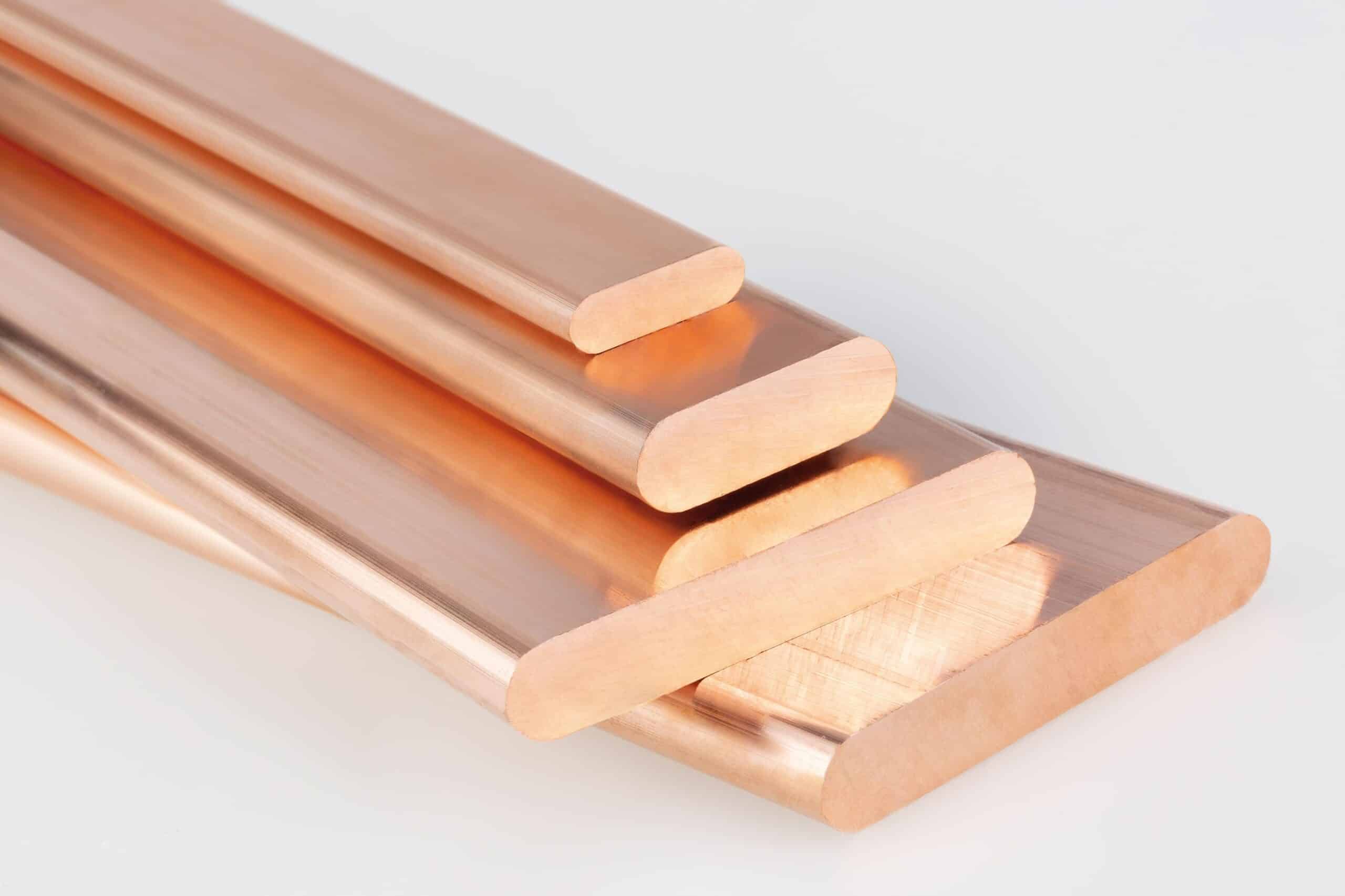 Barras sólidas de cobre electrolítico con cantos redondeados para aplicaciones eléctricas de alta intensidad.