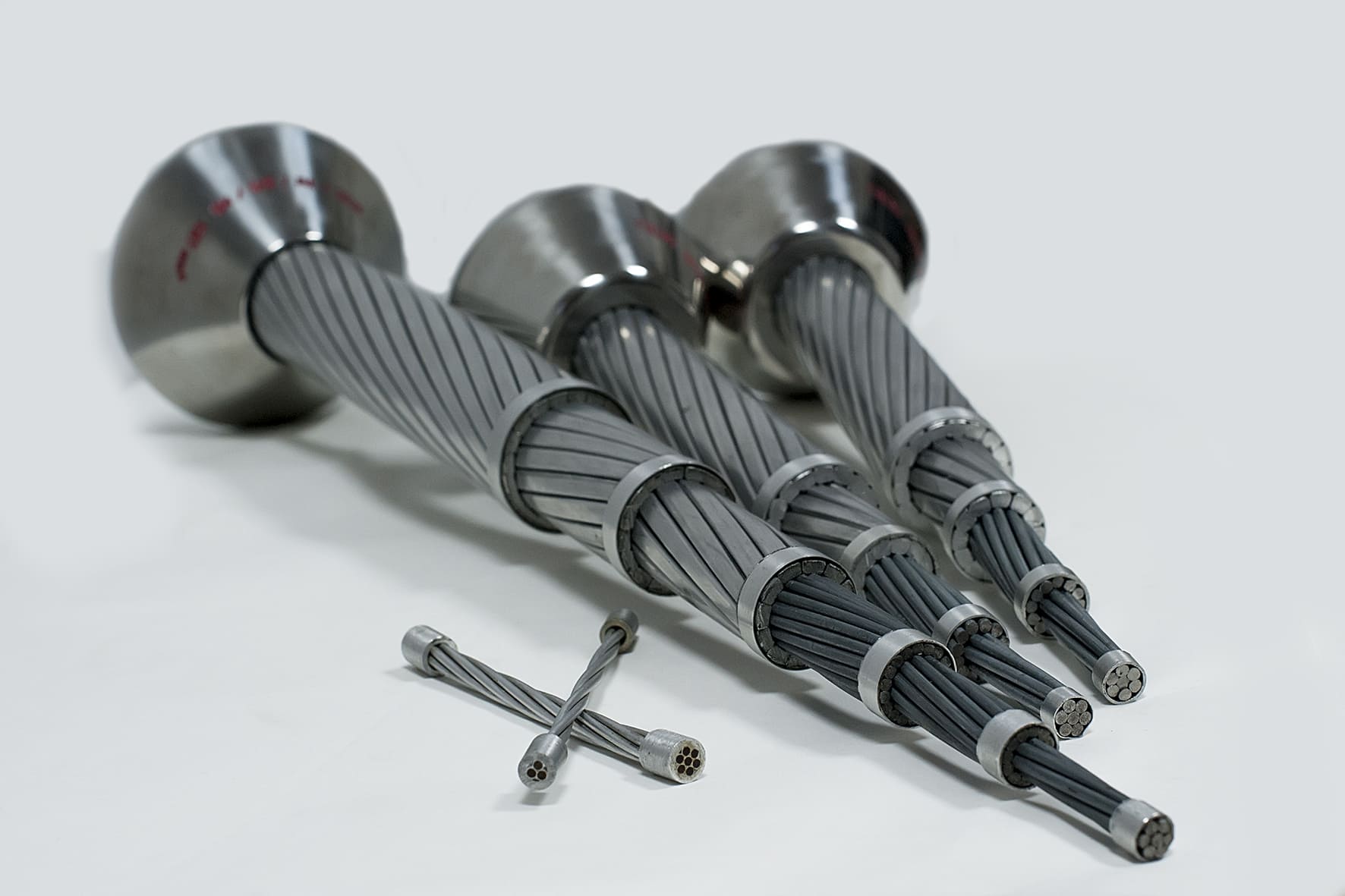 Primer plano de cables trenzados de cobre y aluminio de alta conductividad para proyectos eléctricos.