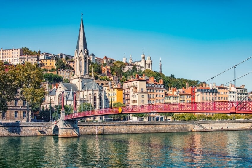 Vista panorámica de Lyon con el río Saona, el puente rojo Passerelle Saint-Georges y edificios históricos al fondo