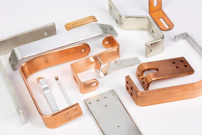 Piezas conformadas de cobre utilizadas como conductores en aplicaciones eléctricas e industriales.