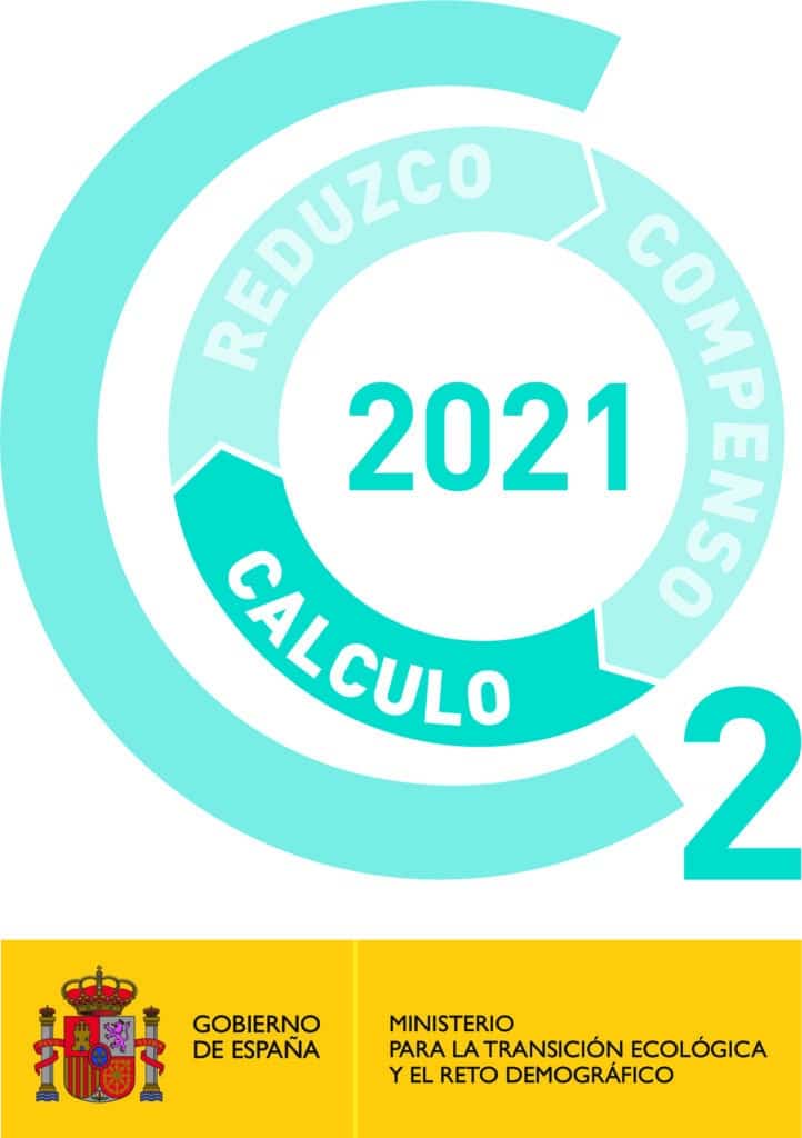Gráfico circular de huella de carbono del año 2021 con las fases de cálculo, reducción y compensación, junto al logotipo del Gobierno de España.