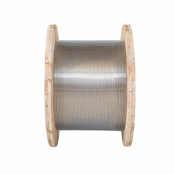 Bobina de madera industrial con cable de aluminio multifilamento para transporte de energía a gran escala.