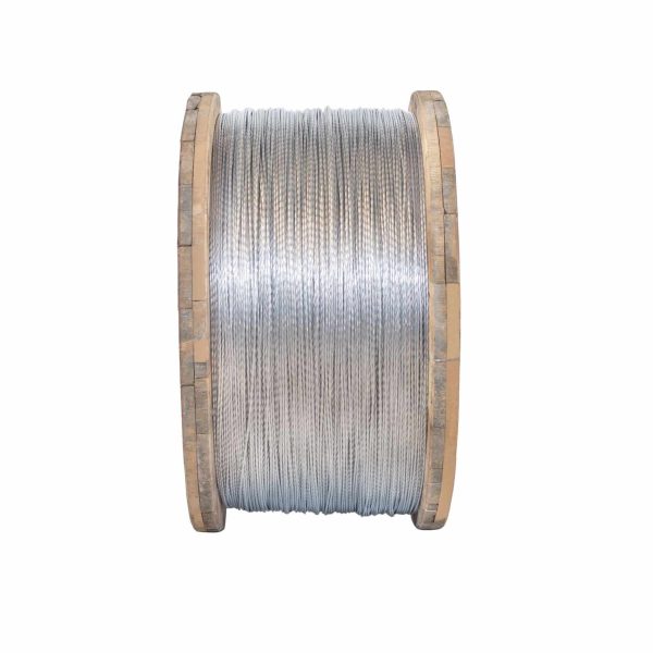 Bobina de madera industrial con cable de aluminio multifilamento para transporte de energía a gran escala.