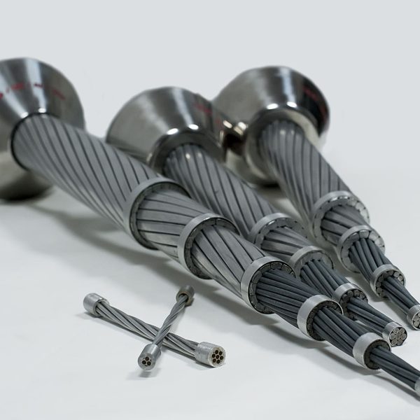 Primer plano de cables trenzados de cobre y aluminio de alta conductividad para proyectos eléctricos.