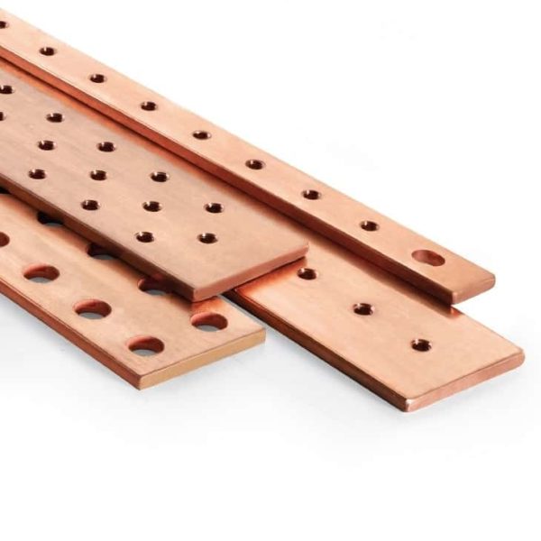 Pletinas de cobre con perforaciones mecanizadas, utilizadas como componentes conductores en aplicaciones eléctricas e industriales.